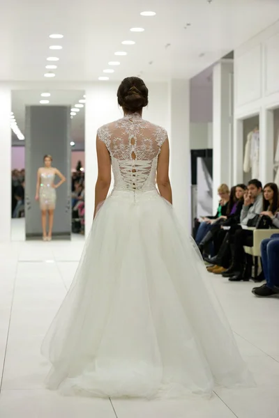 Модель в свадебном платье — стоковое фото