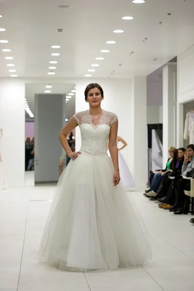 Modelo de moda en vestido de novia — Foto de Stock