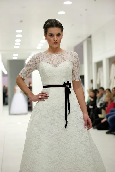 Modelo de moda en vestido de novia —  Fotos de Stock