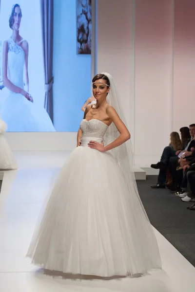 Modèle de mode en robe de mariée — Photo