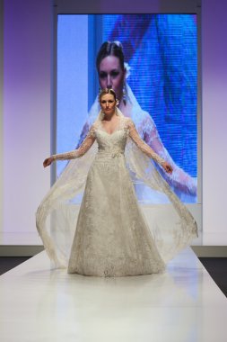 moda gelinlik modeli