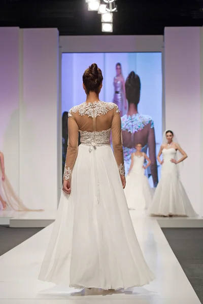 Modelo de moda en vestido de novia —  Fotos de Stock