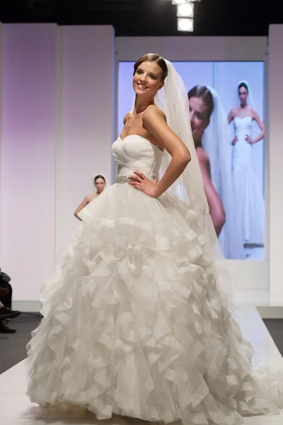 Modelo de moda en vestido de novia — Foto de Stock