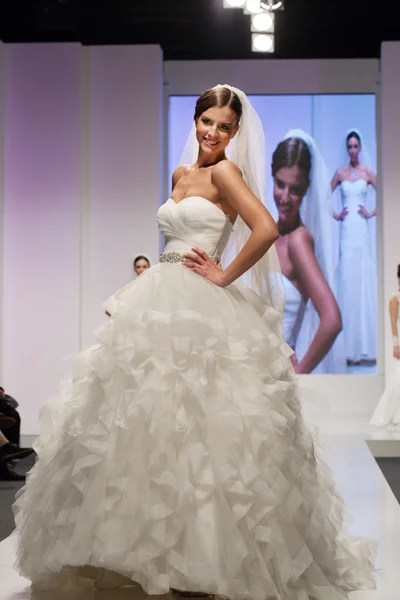Modelo de moda en vestido de novia —  Fotos de Stock