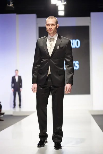 Modelo de moda masculina en un traje —  Fotos de Stock