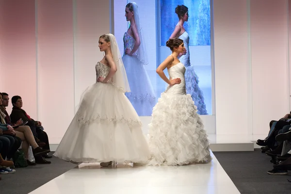 Modelo de moda em vestido de noiva — Fotografia de Stock