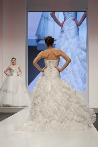 Modelo de moda en vestido de novia — Foto de Stock