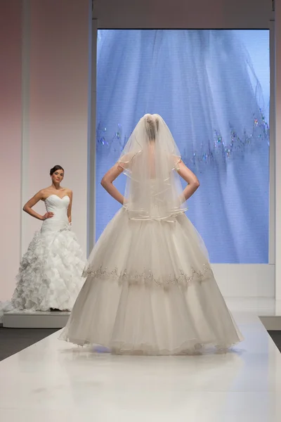 Modelo de moda en vestido de novia — Foto de Stock