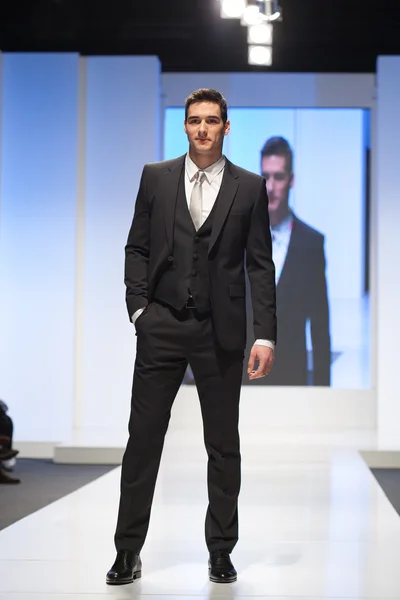 Modelo de moda masculina en un traje —  Fotos de Stock