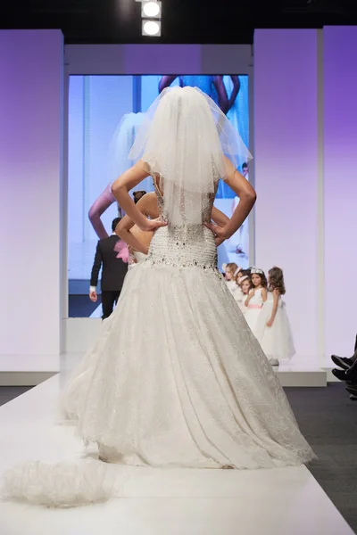 Modelo de moda en vestido de novia — Foto de Stock