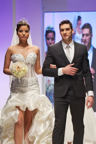 Fashion models dressed as bride and groom — Stock Photo, Image