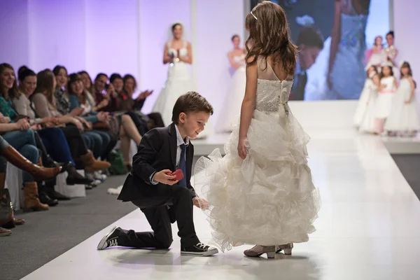 Niños modelos vestidos como novia y novio — Foto de Stock