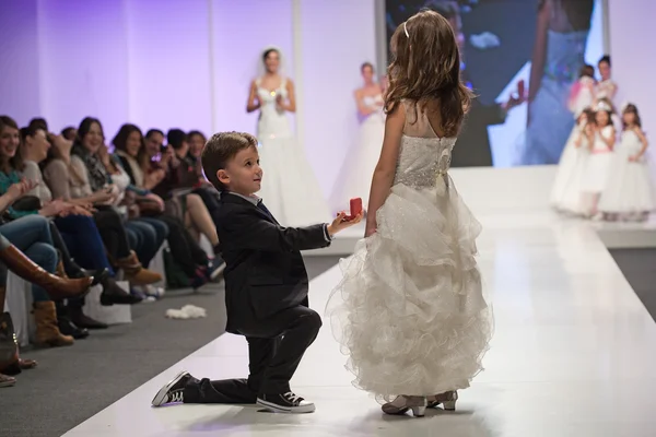 Дети модели, одетые как жених и невеста — стоковое фото