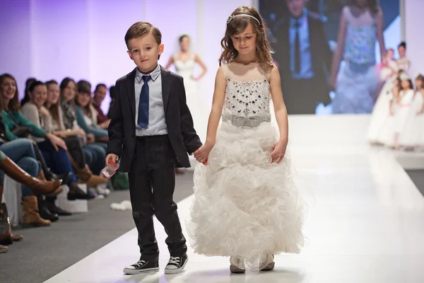 Niños modelos vestidos como novia y novio — Foto de Stock