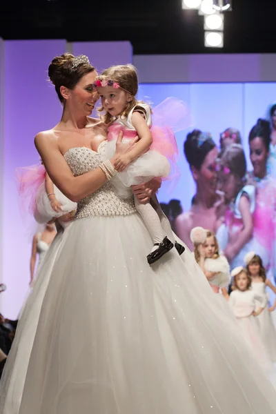 Modèle de mode en robe de mariée avec enfant modèle habillé comme petite demoiselle d'honneur — Photo