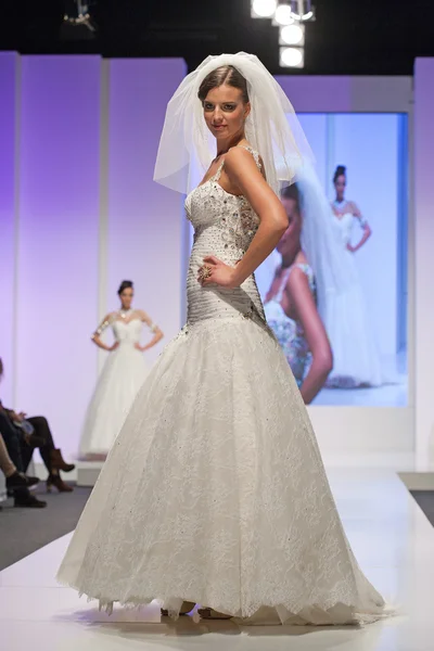 Modelo de moda en vestido de novia — Foto de Stock