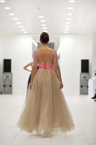 Modelka w sukni ślubnej — Zdjęcie stockowe