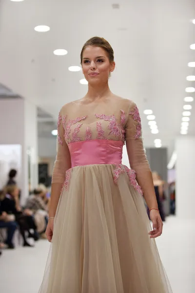 Modelo de moda en vestido de novia —  Fotos de Stock