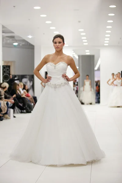 Modemodel im Hochzeitskleid — Stockfoto