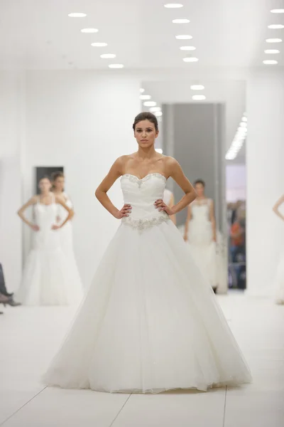 Modelo de moda en vestido de novia — Foto de Stock