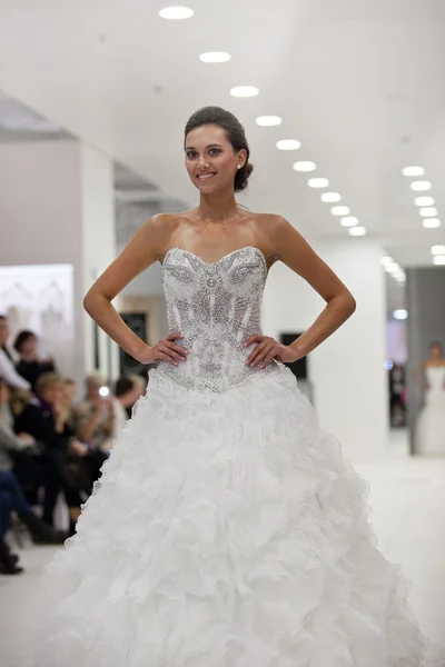 Modemodel im Hochzeitskleid — Stockfoto