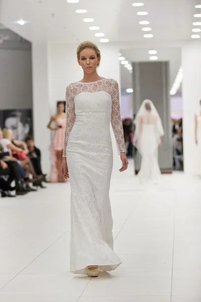 Modelo de moda em vestido de noiva — Fotografia de Stock