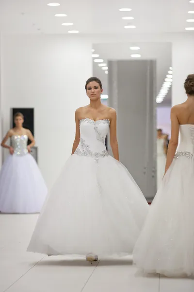 Modèle de mode en robe de mariée — Photo