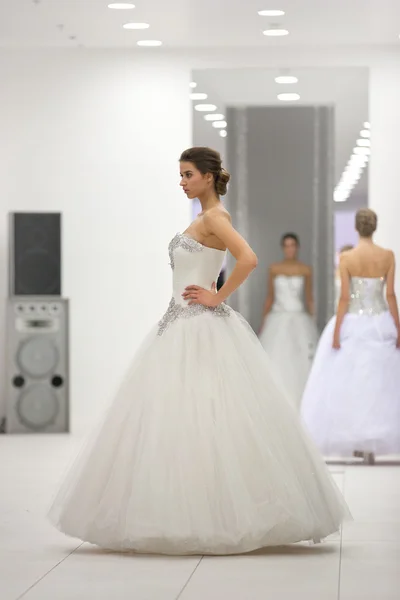 Modelo de moda em vestido de noiva — Fotografia de Stock