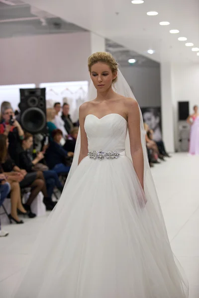 Modèle de mode en robe de mariée — Photo