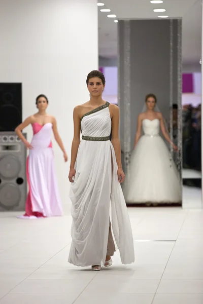Modemodel im Hochzeitskleid — Stockfoto