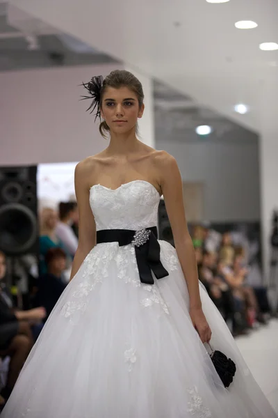 Modèle de mode en robe de mariée — Photo