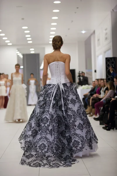 Modèle de mode en robe de mariée — Photo