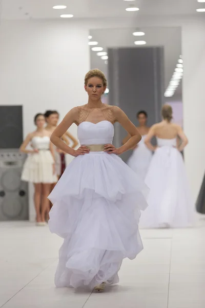 Modelka w sukni ślubnej — Zdjęcie stockowe
