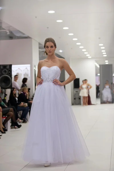 Modelo de moda en vestido de novia — Foto de Stock