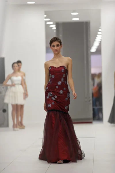 Modelo de moda em vestido vermelho — Fotografia de Stock