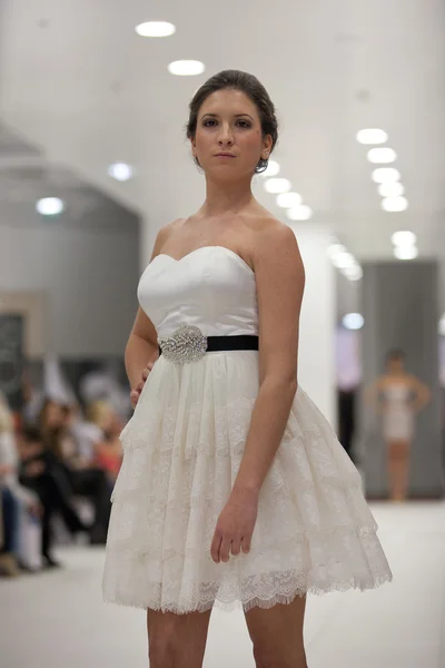 Мода моделі у весільну сукню — стокове фото