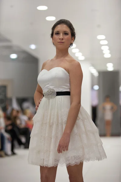 Modelo de moda en vestido de novia —  Fotos de Stock