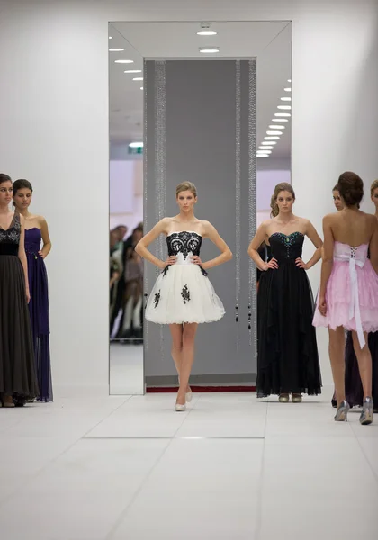 Modelo de moda en vestido de novia — Foto de Stock