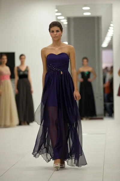 Model in schwarzem Kleid — Stockfoto