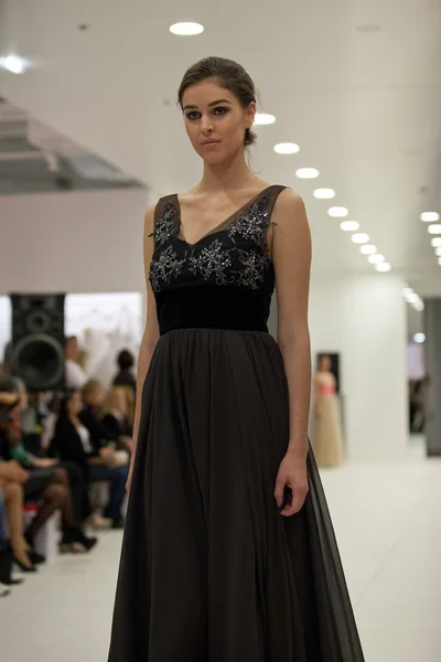 Мода модели в черном платье — стоковое фото