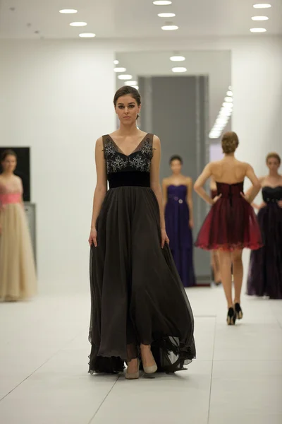 Мода модели в черном платье — стоковое фото