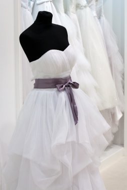 Gelinlik üzerinde bir manken showroom