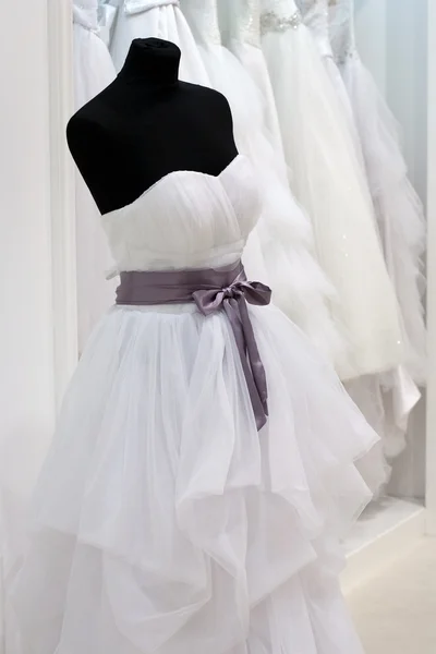 Свадебное платье на манекене в выставочном зале — стоковое фото