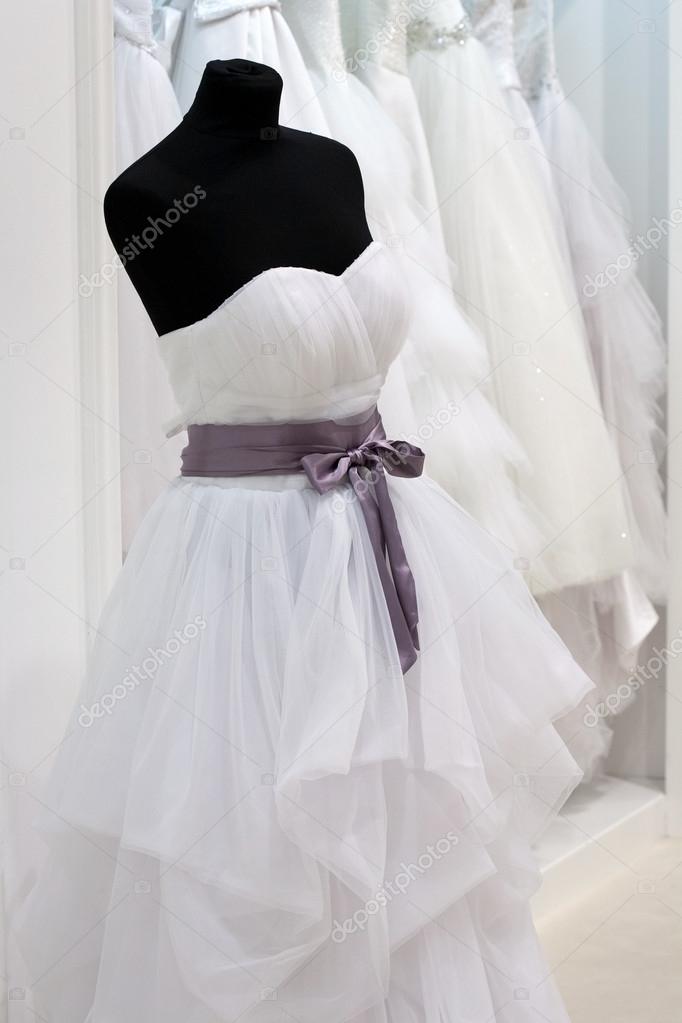 vestido de novia en un maniquí en el showroom — foto de stock