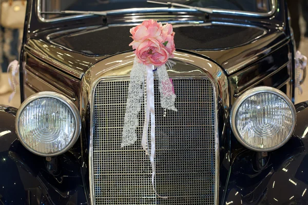 Auto d'epoca con bouquet da sposa — Foto Stock