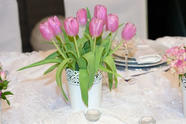 Mesa decorada con velas y tulipanes — Foto de Stock