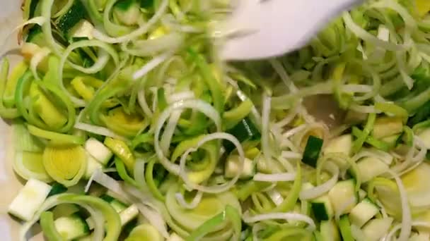 Gehackter Lauch und Zucchini schmoren in der Pfanne — Stockvideo