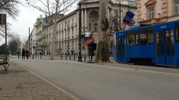 Tramvaje v Záhřebu kolemjdoucí — Stock video