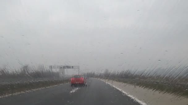 Conduciendo bajo la lluvia — Vídeo de stock