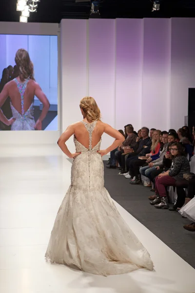 Modelo de moda em vestido de noiva — Fotografia de Stock